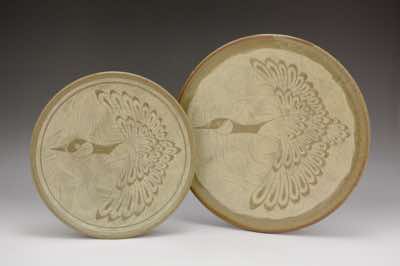 These serving plates were hand-thrown, randomly brushed on white-colored slip and, on top of the slip, hand-carved with Canadian goose pattern.  It comes in 3 sizes - small (18cm in diameter), medium (23cm in diameter) and large (28cm in diameter).  