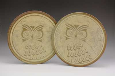 These serving plates were hand-thrown, randomly brushed on white-colored slip with hand-made straw brush and, on top of the slip, hand-carved with owl pattern and leaves.  It comes in 3 sizes - small (18cm in diameter), medium (23cm in diameter) and large (28cm in diameter).  