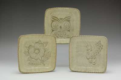 These serving plates were hand-built  in plaster mould which is also hand-made.  White-colored slip was brushed on with hand-made straw brush before carving the patterns.  The hand-carved patterns are birds and flowers which can be found in Canada.  They are owl, dogwood flower and hummingbird.  Each plate is roughly 15cm x 15cm with 3cm in height.
